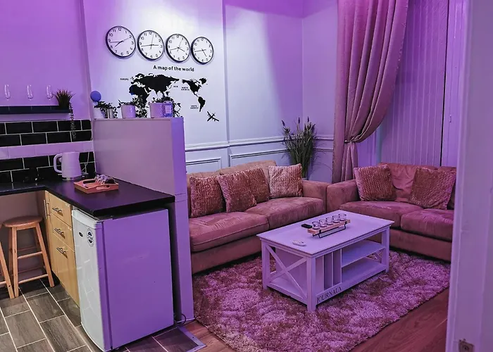 Luxurious 3 Bedroom Apartment: Heart Of Westend