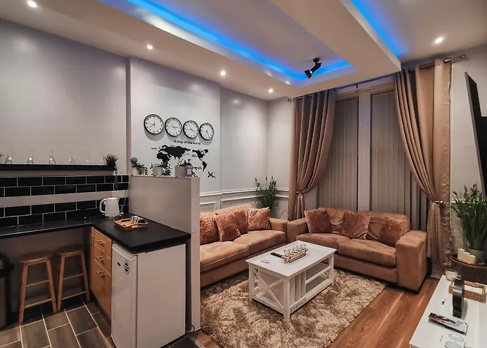 Luxurious 3 Bedroom Apartment: Heart Of Westend